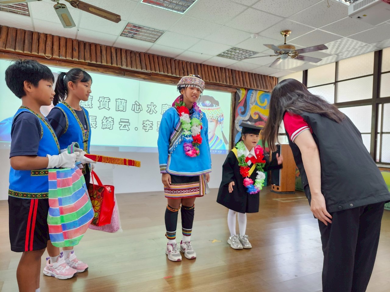 https://www.zfps.hlc.edu.tw/uploads/tadgallery/2025_06_22/1100_LINE_ALBUM_20250619畢業典禮最後一堂課～進場～頒發畢業證書_250622_112.jpg 